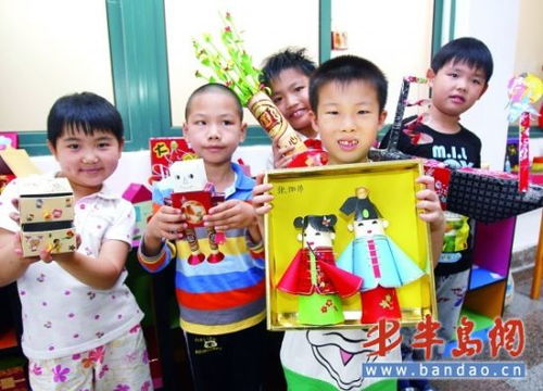 小学生用废旧月饼盒制作手工艺品