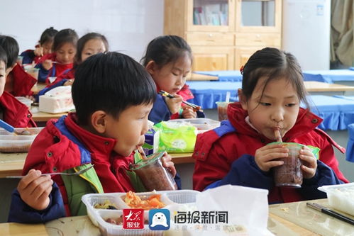 小神兽 归笼 日照新营小学雨中迎开学