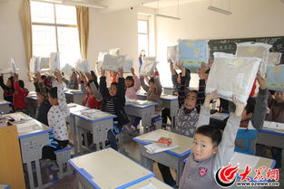 单县新联会走进博爱学校 为孩子们捐赠衣物