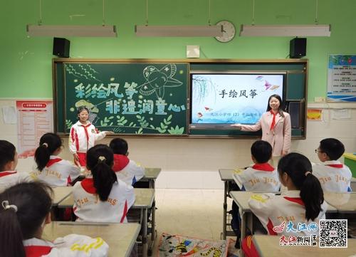 九江小学八里湖校区四 2 中队举办彩绘风筝活动 组图